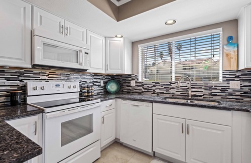 Palm Springs Condo | Escape to Desert Oasis - Palm Springs for a memorable vacation experience!
