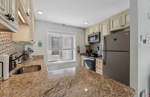 Stone Harbor Condo | Escape to heaven in Stone Harbor !n3 br 2 full bath condo with POOL washer dryer