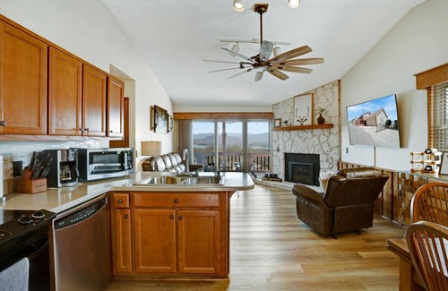 Young Harris Cabin | Escape to Lake Chatuge! Stunning views of the mountains and lake!