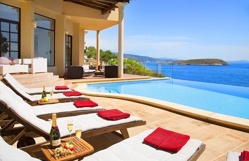 Badia de Palma Villa | Escape to Luxury: Rent Mallorca Villa 1452