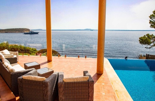 Badia de Palma Villa | Escape to Luxury: Rent Mallorca Villa 1452