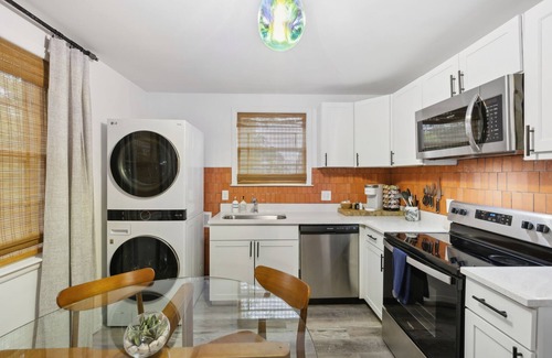 Madison House | Escape to Nashville: 15 min to Downtown & BNA, sleeps 4, gated parking!
