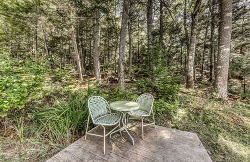 Edgecomb House | Escape to Nature: Cozy Lakeside Cottage on Lily Pond