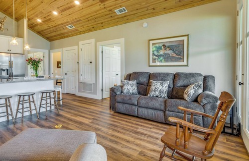 Harold Cottage | Escape to Nature: Lakefront Jay Cottage w/Views!