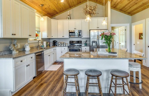 Harold Cottage | Escape to Nature: Lakefront Jay Cottage w/Views!