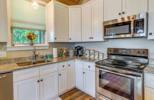 Harold Cottage | Escape to Nature: Lakefront Jay Cottage w/Views!