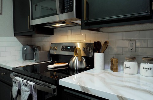 Killeen House | Escape to our cozy Black House retreat, just minutes from Fort Carvazos!