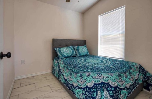 Aransas Pass Cabin | Escape to our cozy 2 bedroom cabin in Aransas Pass, perfect for families of up to 6
