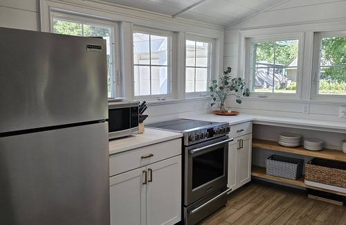 Kelleys Island Cottage | Escape to our Kelleys Island cottage: where comfort meets tranquility.