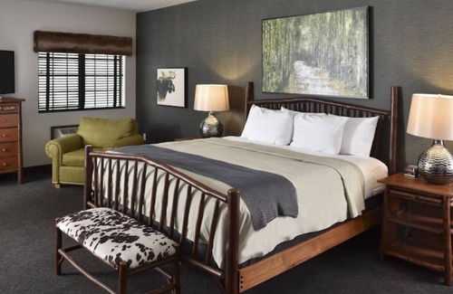 Broken Arrow Hotel | Escape to Our Warm Country Retreat! Spacious Rustic Rooms, Parking