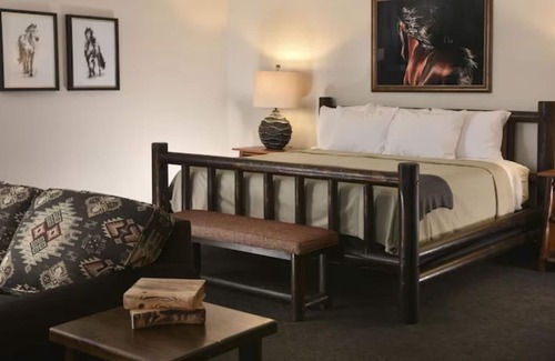 Broken Arrow Hotel | Escape to Our Warm Country Retreat! Spacious Rustic Rooms, Parking