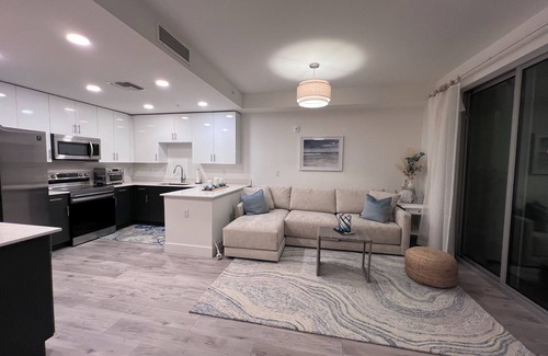 Central Sarasota Condo | Escape to Paradise: Charming 2BR Condo, Sarasota Bay - Serenity Meets City Vibes