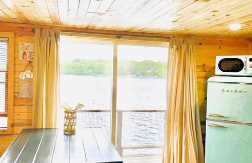 Alexandria Cabin | Escape to Romance: Discover Your Serene Retreat at Lake Victoria's Cozy Cabin