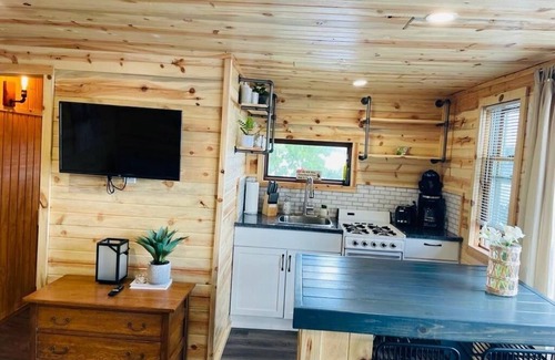 Alexandria Cabin | Escape to Romance: Discover Your Serene Retreat at Lake Victoria's Cozy Cabin