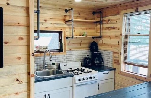 Alexandria Cabin | Escape to Romance: Discover Your Serene Retreat at Lake Victoria's Cozy Cabin
