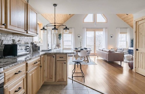 Hobart House | Escape to romantic cabin in the Catskills with breathtaking views.