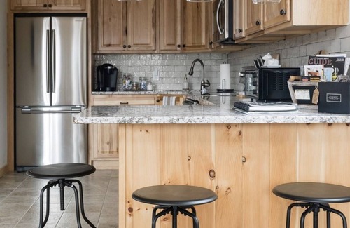 Hobart House | Escape to romantic cabin in the Catskills with breathtaking views.