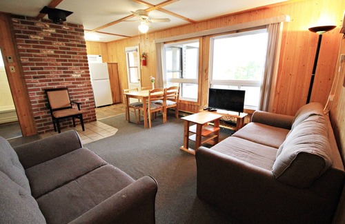 Manitoba Cabin | Escape to "Shore Beats Work" Come Fish Betula Lake