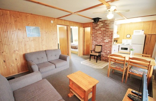 Manitoba Cabin | Escape to "Shore Beats Work" Come Fish Betula Lake