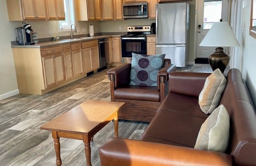 Paris House | Escape to Skyline Cottage, a 3 bedroom home with Breathtaking Mountain Views