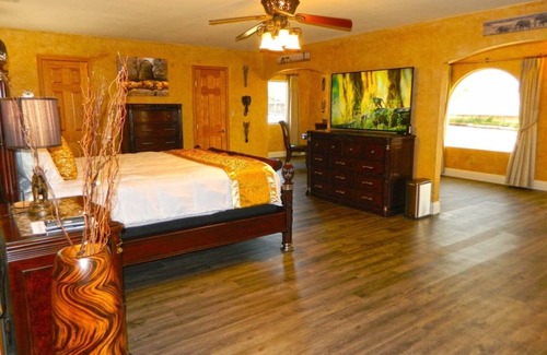 Alpine House | Escape to Tavern Hideout! Your home away from home!