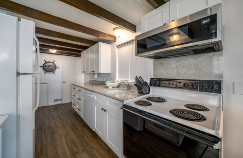 Gleneden Beach House | Escape to the beach-Cozy beach home with deck, water views and easy beach access