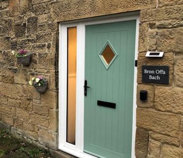 Coedpoeth Apartment | Escape To The Country @ Bron Offa Bach
