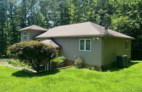 Mineral House | “Escape to the Lake –” 4-bedroom house in "The Waters of Lake Anna"