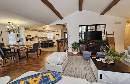 Bala Cottage | Escape to the Lake-7bedroom waterfront cottage w/hot tub in Muskoka.