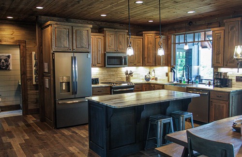 Blue Ridge Cabin | Escape to the lake for fall colors, holiday cheer, and fireside relaxation