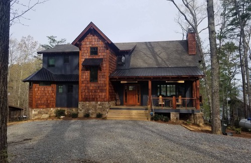 Blue Ridge Cabin | Escape to the lake for fall colors, holiday cheer, and fireside relaxation