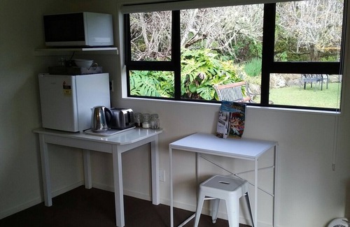 Hikuai Apartment | Escape to the mountains at Sleeping Giant B&B, Pauanui/Tairua area.