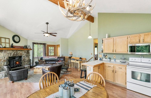 Bailey Cabin | Escape to the Rockies! 3BR Cabin with Outdoor Space, Espresso Machine & Games!