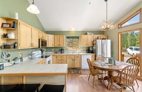 Bailey Cabin | Escape to the Rockies! 3BR Cabin with Outdoor Space, Espresso Machine & Games!
