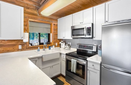 Donnelly Cabin | Escape to this cozy cabin near Cascade Lake!