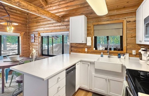 Donnelly Cabin | Escape to this cozy cabin near Cascade Lake!