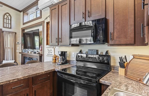 Monteagle House | Escape to this mini delightful house where comfort meets convenience.