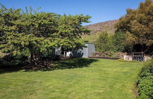 Clyde Apartment | Escape to this modern farm getaway