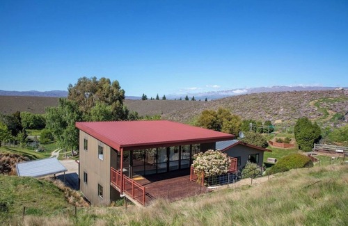 Clyde Apartment | Escape to this modern farm getaway