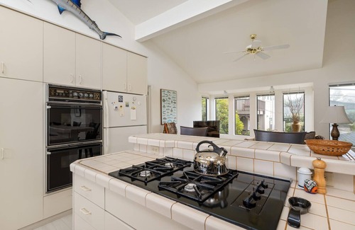 Park Hill House | Escape to this monthly, ocean-view rental on Park Hill!
