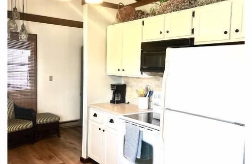 Verdi Cottage | Escape to this peaceful lakefront getaway on Lake Hendricks