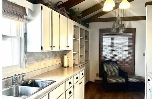 Verdi Cottage | Escape to this peaceful lakefront getaway on Lake Hendricks