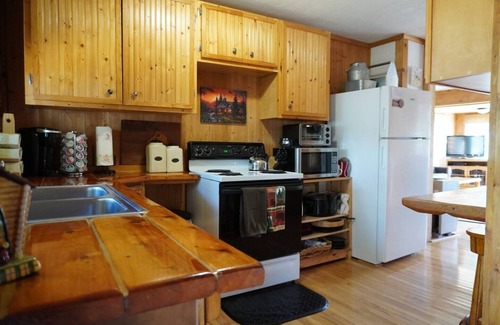 South Boardman Cabin | Escape to this relaxing lakeside retreat! 🛶 Enjoy a peaceful back porch, cozy fire pit 🔥, and stunning water views. Perfect for unwinding and making memories! 🌅