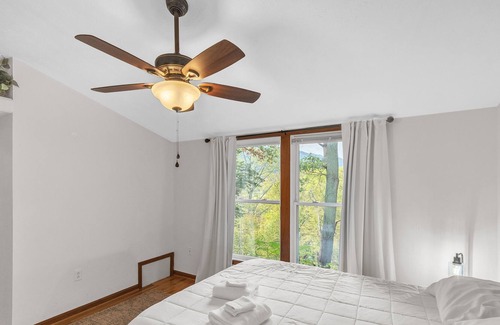 Fishers Hill House | Escape To This River Home With Mountain Views 2 Bedroom Home by Redawning