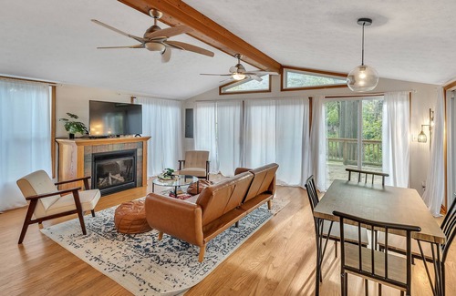Fishers Hill House | Escape To This River Home With Mountain Views 2 Bedroom Home by Redawning