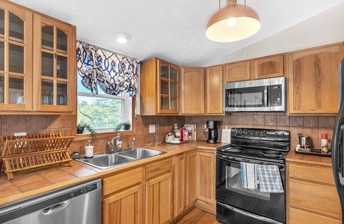 Fishers Hill House | Escape To This River Home With Mountain Views 2 Bedroom Home by Redawning