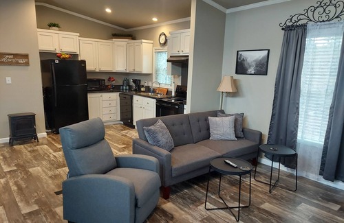 Edgewood House | Escape to this serene mountain getaway – relax in nature’s beauty. Dogs welcome!