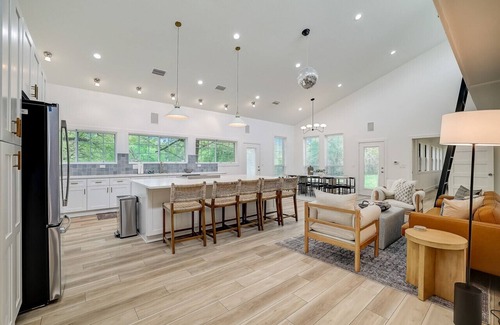 Austin House | Escape to this spacious and serene 3-acre home!