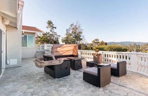 Hillsborough House | Escape to Tranquil: Luxury just Moments from San Francisco!