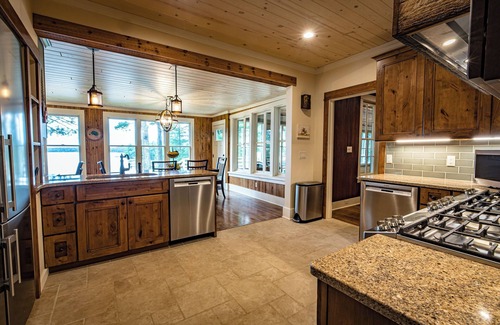 Stone Lake Cabin | Escape to Tranquility: A Charming 9-Bedroom Lodge on the lake shore of Sand Lake